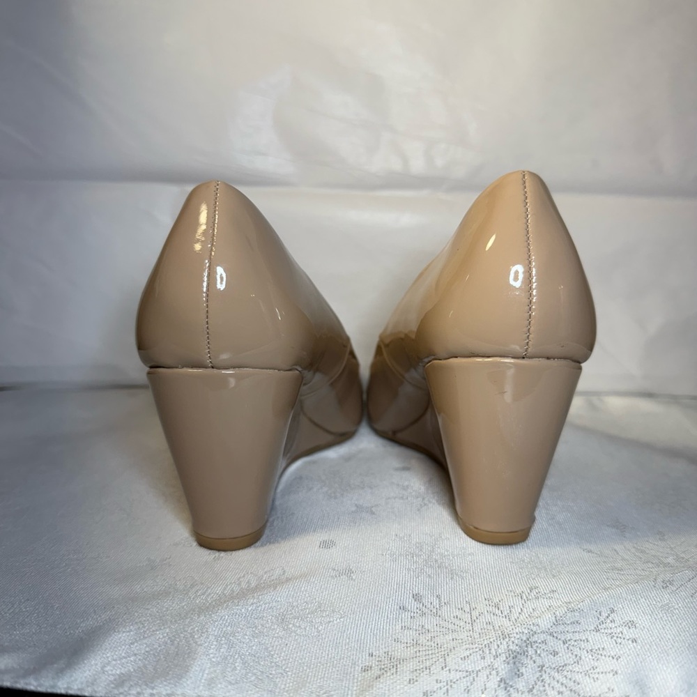 Chinese Laundry Glossy Tan Wedges - Picture 3 of 5